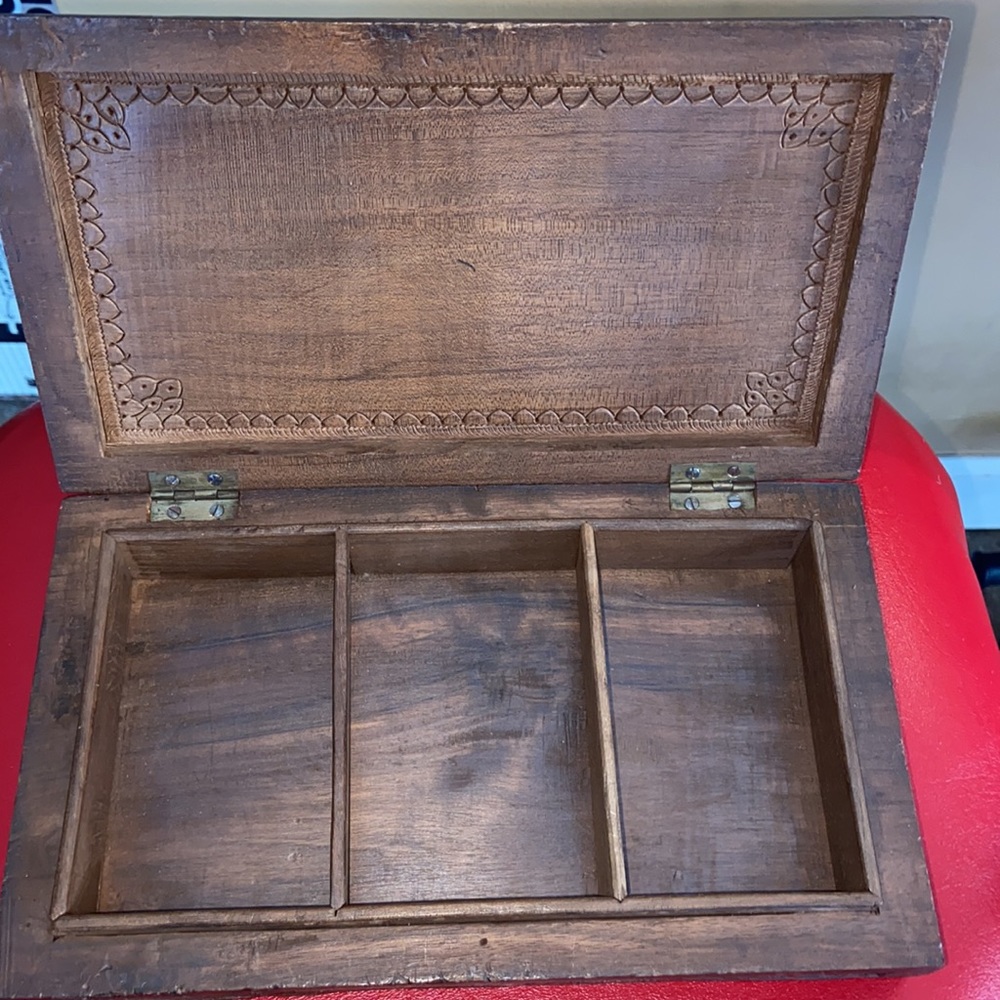 Hand carved wooden treasure jewelry box - Picture 5 of 14